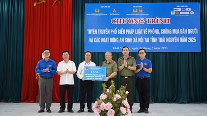 Về khu Định Hoá sinh hoạt chính trị và tặng quà cho người nghèo, gia đình chính sách