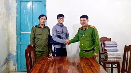 Công an xã hỗ trợ hai nhân viên tìm lại số tiền hàng của công ty bị rơi