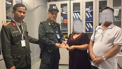 Nữ hành khách đánh rơi lắc vàng tại sân bay Phú Bài vui mừng nhận lại tài sản