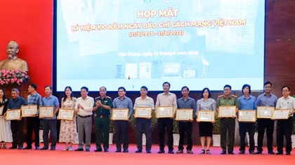 UBND tỉnh Hậu Giang tặng Bằng khen cho PV Báo CAND
