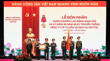 Công ty tư vấn và dịch vụ Viettel đón nhận Huân chương Lao động hạng Nhì