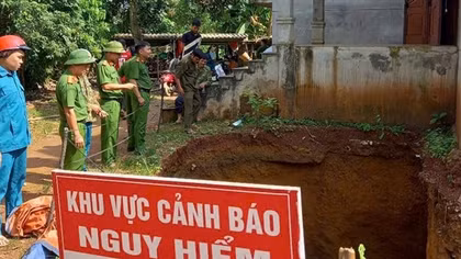 Công an xã Mường Hoa di dời khẩn cấp người dân khỏi khu vực sạt lở nguy hiểm