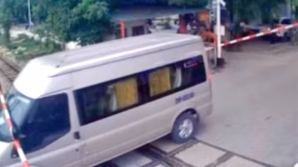 Xử phạt tài xế xe khách cố vượt đường ngang khi tàu sắp đến