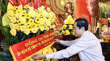 Chủ tịch Quốc hội Trần Thanh Mẫn dâng hương tưởng nhớ Chủ tịch Tôn Đức Thắng