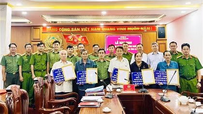 Công an Cà Mau bàn giao kinh phí xây dựng nhà tình nghĩa cho hội viên Cựu CAND