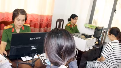 Nữ cán bộ Công an tỉnh cực Nam Tổ quốc sẵn sàng thực hiện nhiệm vụ tại địa bàn cơ sở