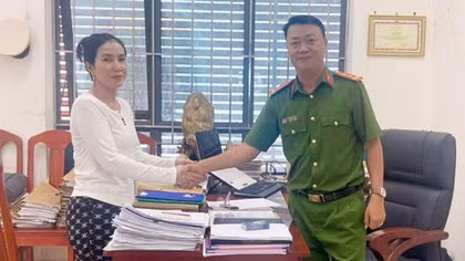 Công an xã hỗ trợ người dân nhận lại gần 500 triệu đồng do chuyển khoản nhầm