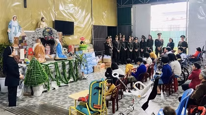 Hơn 120 suất quà được trao tặng đến các trẻ mồ côi, khuyết tật
