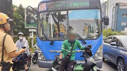 Tài xế xe buýt dùng gậy đánh tài xế xe ôm công nghệ vì... không nhường đường