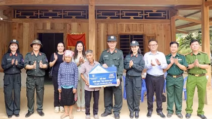 Bộ Tư lệnh Cảnh sát cơ động tặng nhà đại đoàn kết cho người nghèo ở Sơn La