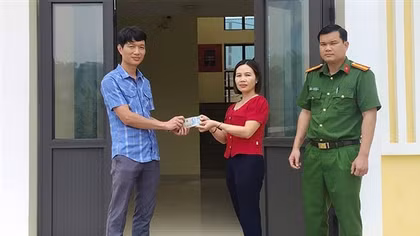 Công an xã hỗ trợ trả lại tiền do người dân chuyển khoản nhầm