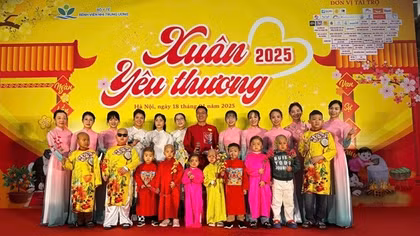 Niềm vui của những em bé đón Tết trong bệnh viện