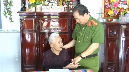 Công an Cà Mau thăm hỏi, tặng quà Mẹ Việt Nam Anh hùng