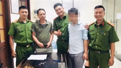 Công an phường phối hợp CSGT ngăn chặn nam thanh niên định nhảy cầu Chương Dương