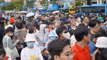 Cần tuân thủ quy tắc an toàn và tôn trọng những người xung quanh khi đi Metro