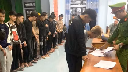 Mang hung khí đi gây rối trong đêm, 32 đối tượng bị khởi tố