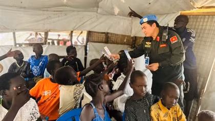 Những người lính mũ nồi xanh Việt Nam mang ánh sáng tri thức đến trẻ em Nam Sudan