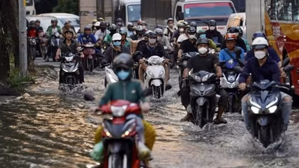 Nhiều tuyến đường ngập nặng trong đỉnh triều giữa tháng 10 âm lịch