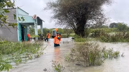 Kịp thời giải cứu 17 người dân bị nước lũ cô lập nơi biên giới
