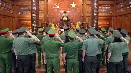 Đoàn đại biểu điển hình tiên tiến trong CAND báo công dâng Bác