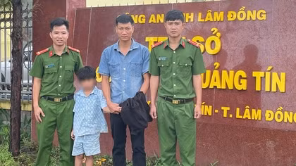 Công an xã giúp cháu trai bị lạc về với gia đình