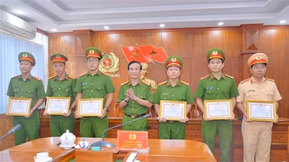 Công an Cà Mau khen thưởng các cá nhân triệt phá vụ vận chuyển 2,4kg “hàng đá”