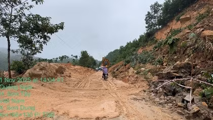 Nhiều tuyến đường huyết mạch đã lưu thông trở lại, 39 vị trí ùn tắc đang được xử lý