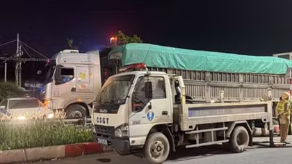 Chở hàng quá tải hơn 200%, tài xế lái ô tô bỏ chạy, tông xe vào CSGT