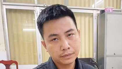 Đọc tin truy nã trên báo, kẻ lừa đảo đến cơ quan Công an đầu thú