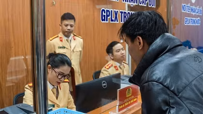 Gần 400 hồ sơ cấp, đổi GPLX được lực lượng CSGT tiếp nhận trong ngày đầu tiên