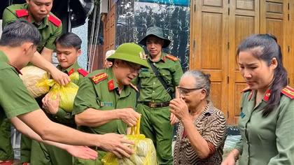Góp sức giúp người dân gượng dậy sau lũ lụt