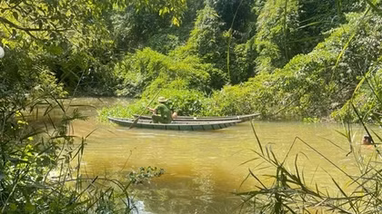 Bị la mắng vì mải chơi điện thoại, thiếu niên đâm mẹ ruột bị thương rồi tự vẫn