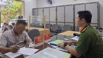 Công an phường Láng rà soát, xử phạt vi phạm trông giữ xe, bảo đảm ANTT Đại lễ A80