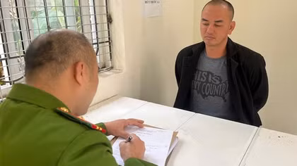 Tạm giữ đối tượng lấn chiếm đất trái phép, chống người thi hành công vụ