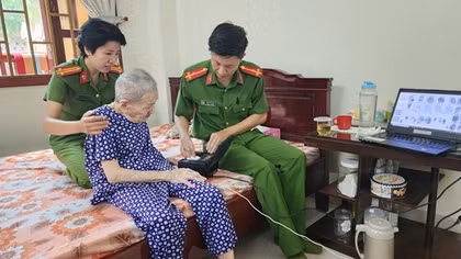 Công an phường đến nhà làm căn cước cho người già, người tàn tật