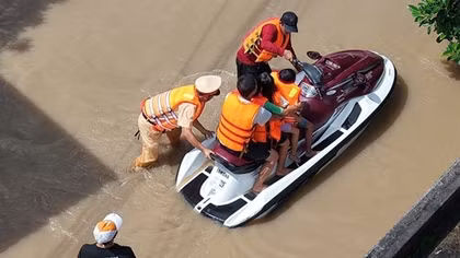 Dồn sức giúp dân trong lũ dữ