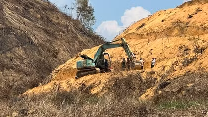 Người đàn ông bị máy múc cán tử vong