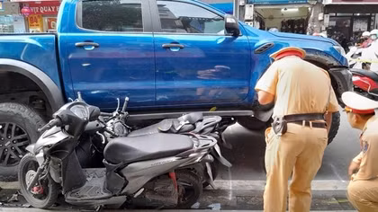 Bán tải tông liên hoàn trên phố Khâm Thiên, 3 xe máy nằm gầm