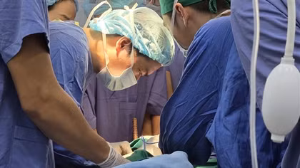Cứu sống nam học sinh bị thanh sắt đâm xuyên đầu