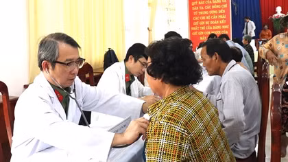 Khám bệnh, phát thuốc miễn phí và tặng quà hơn 200 người dân nghèo ở Tây Ninh