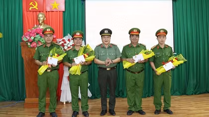 Khen thưởng các tập thể khám phá nhanh vụ giết người, cướp tài sản ở An Giang