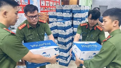 Chuẩn bị hàng chục tấn hàng cứu trợ bà con vùng lũ khẩn cấp trong đêm