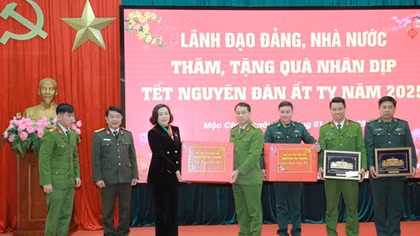 Phó Chủ tịch Quốc hội thăm, tặng quà Tết tại Mộc Châu