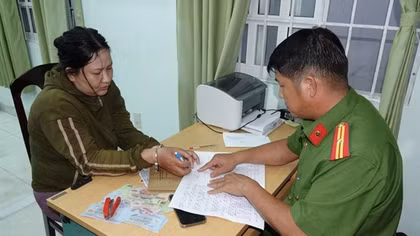 Người phụ nữ gây hàng loạt vụ cướp giật nhắm vào trẻ em bán vé số