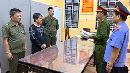 Đưa con đi học "tiện tay" giật luôn dây chuyền của học sinh cùng trường con