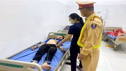 CSGT kịp thời hỗ trợ cấp cứu nam thanh niên đau tim giữa đường