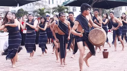 Từ “hòi Yàng” đến chủ động chọn văn hóa ngoại sinh