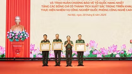 Chủ tịch nước tặng thưởng Huân chương Bảo vệ Tổ quốc hạng Nhất cho các lãnh đạo Tập đoàn Viettel