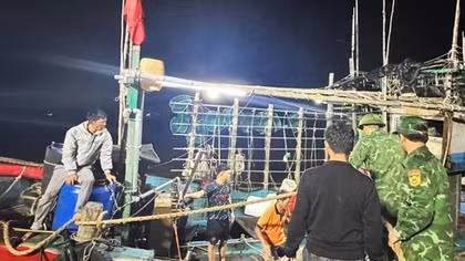 Cứu sống 7 ngư dân chơi vơi giữa biển do bị chìm tàu
