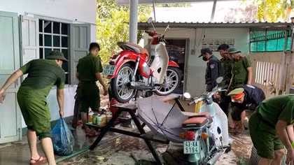 Cảnh sát Cơ động Lâm Đồng sát cánh giúp dân vùng lũ lụt